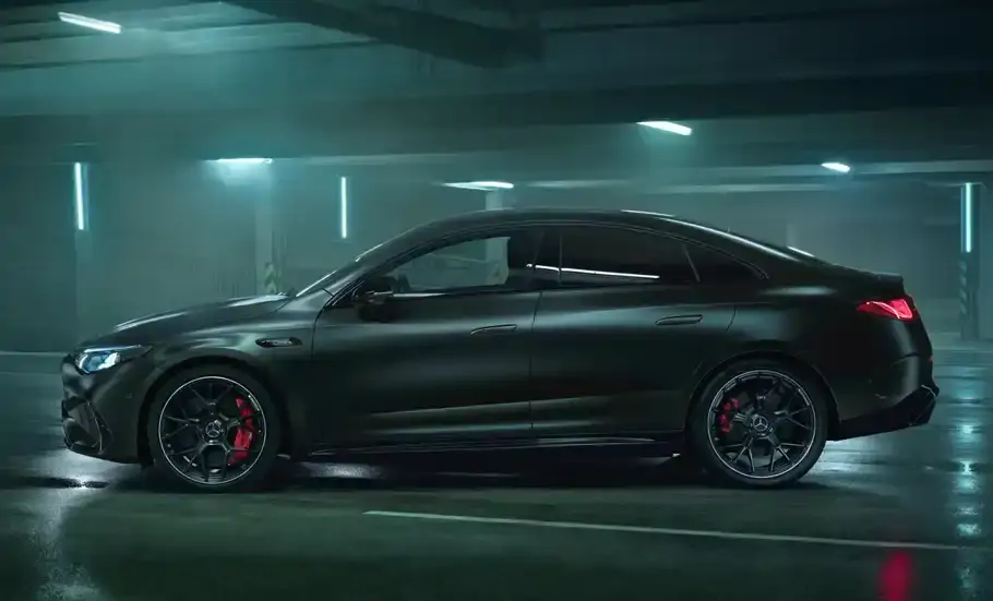 Vue de côté de la Mercedes-AMG CLA à Nyon