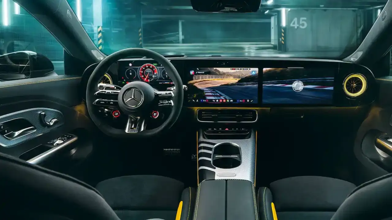 Vue du cockpit de le Mercedes-AMG CLA45 4MATIC+ électrique à Genève