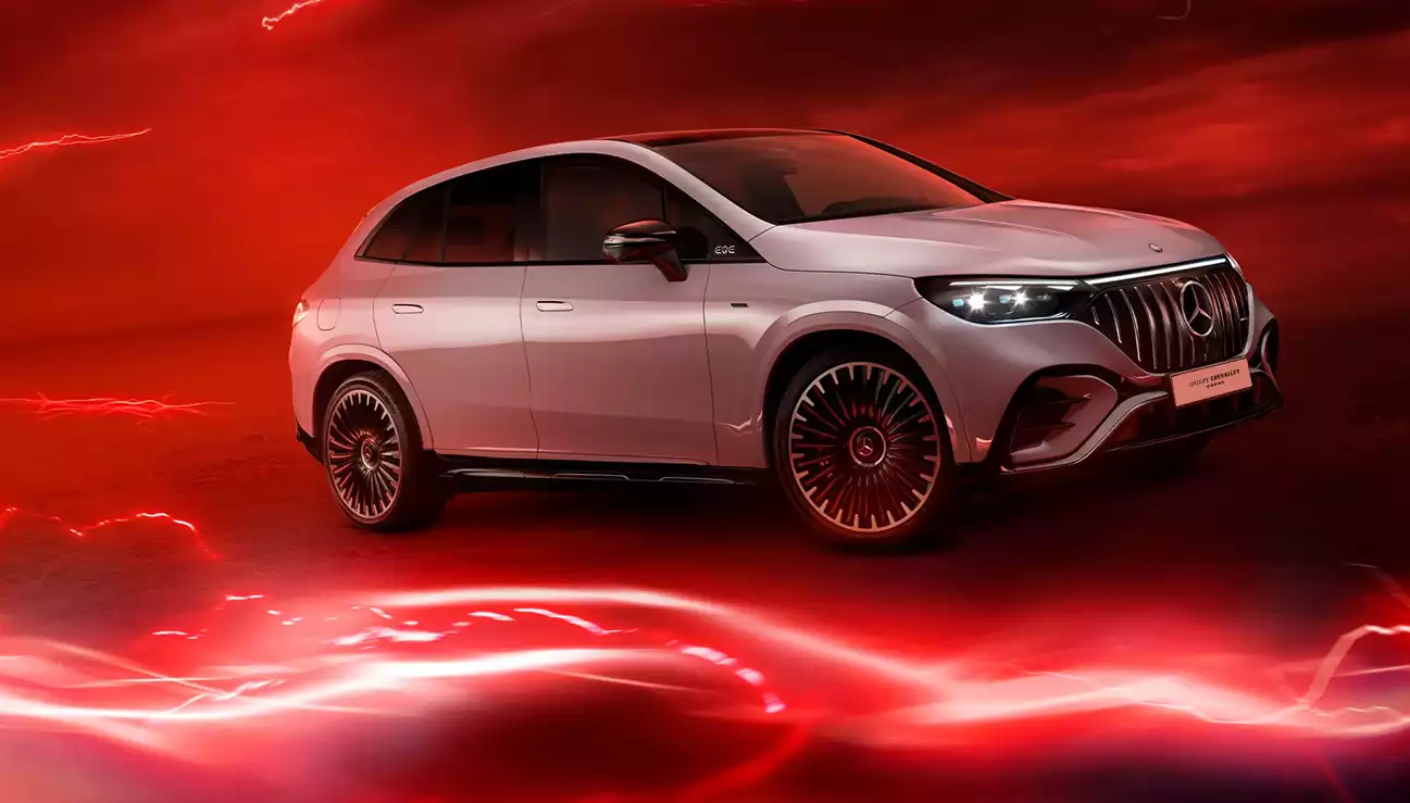vue de côté de l'AMG EQE 53 SUV blanc