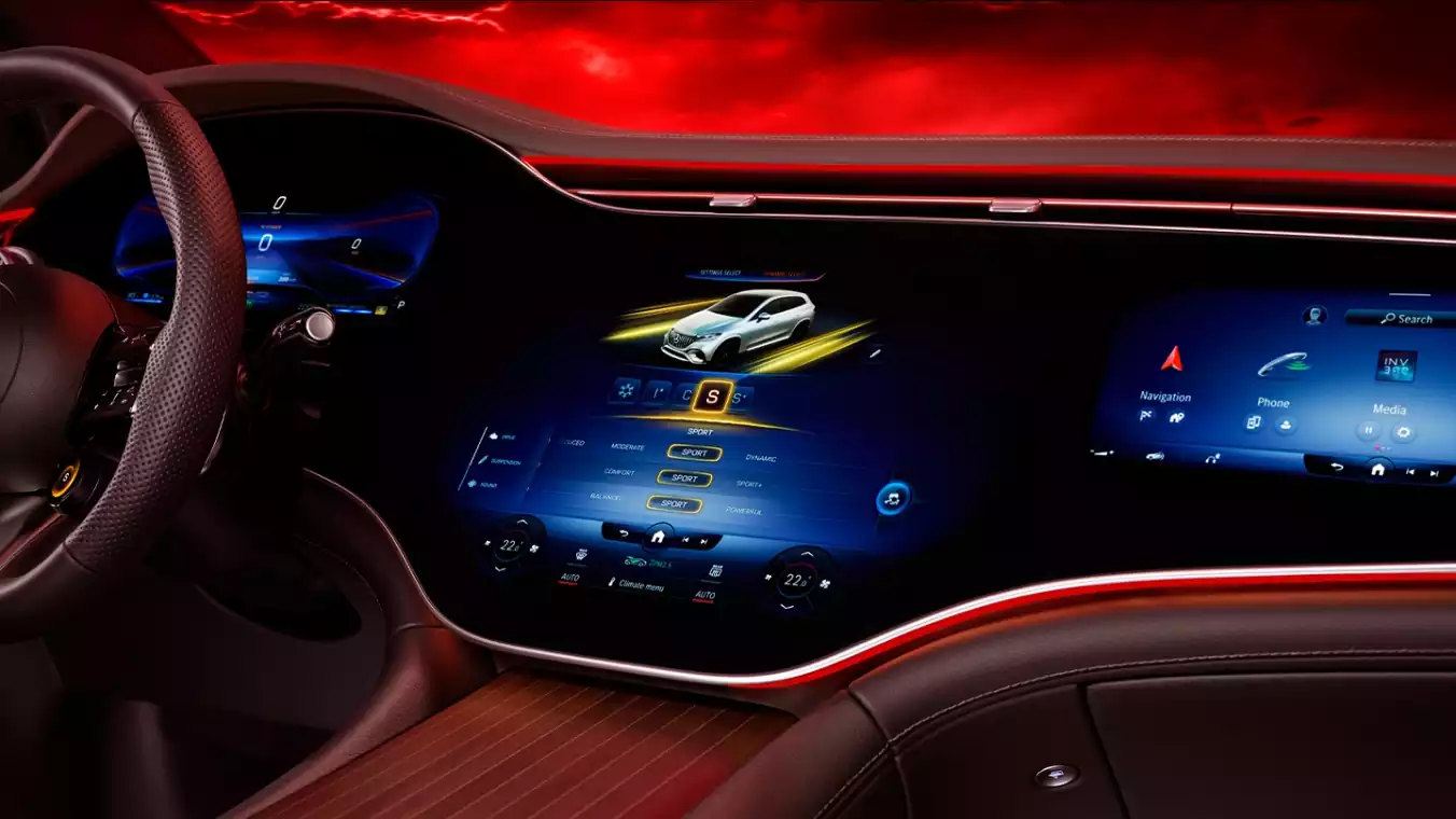 Gros plan sur l'écran intérieur de la Mercedes-AMG EQE SUV Groupe Chevalley en Suisse