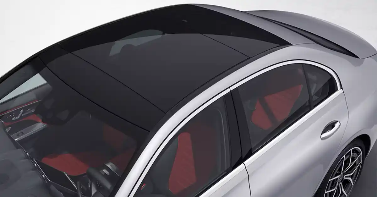 Vue du dessus et toit ouvrant panoramique de la Mercedes Classe C Berline
