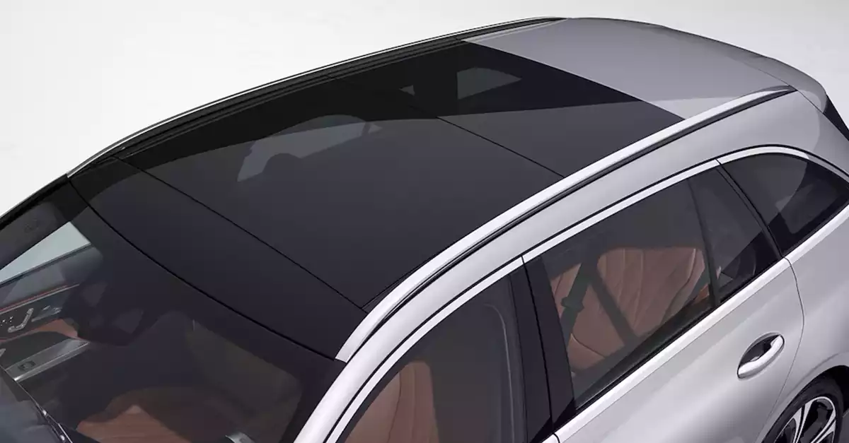 Vue du dessus et toit ouvrant panoramique de la Mercedes Classe C Break