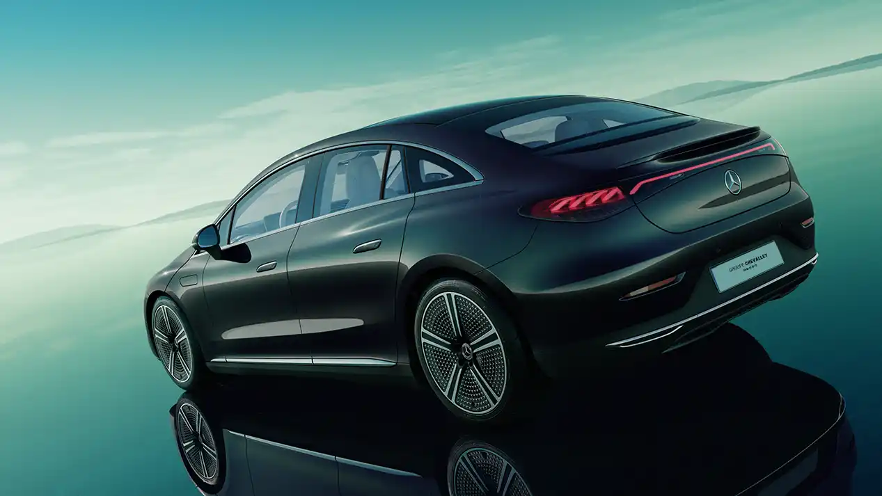 vue arrière de la Mercedes-Benz EQE Berline Groupe Chevalley