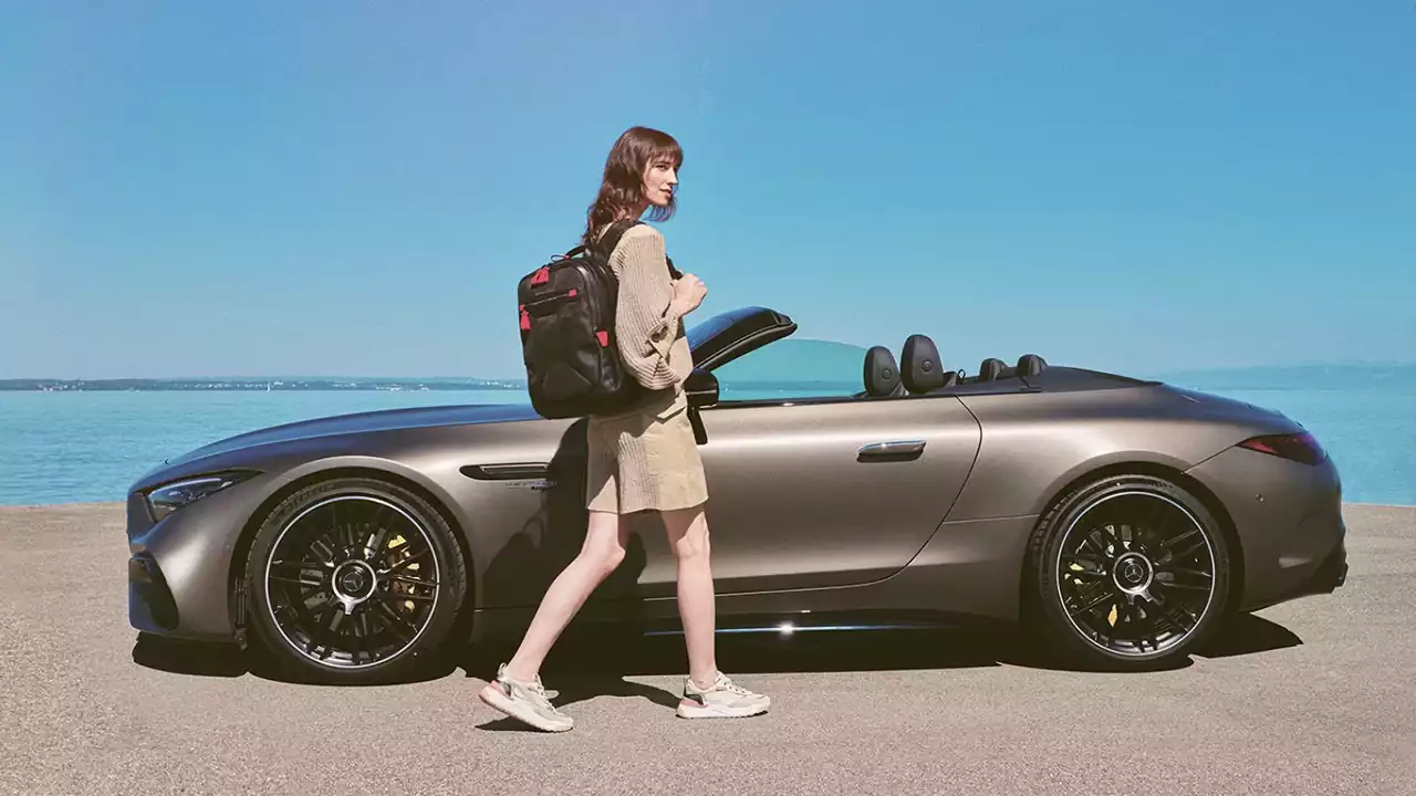 sac à dos Merceded AMG devant une amg GT