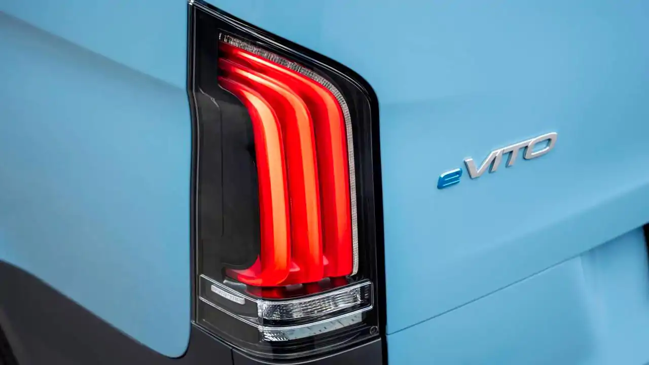 gros plan sur le phare arrière du Mercedes eVito Fourgon 2023 Groupe Chevalley
