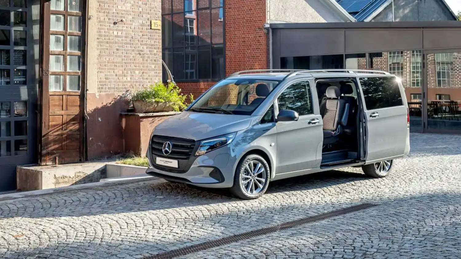  eVito Tourer avec porte latérale ouverte à Genève Groupe Chevalley