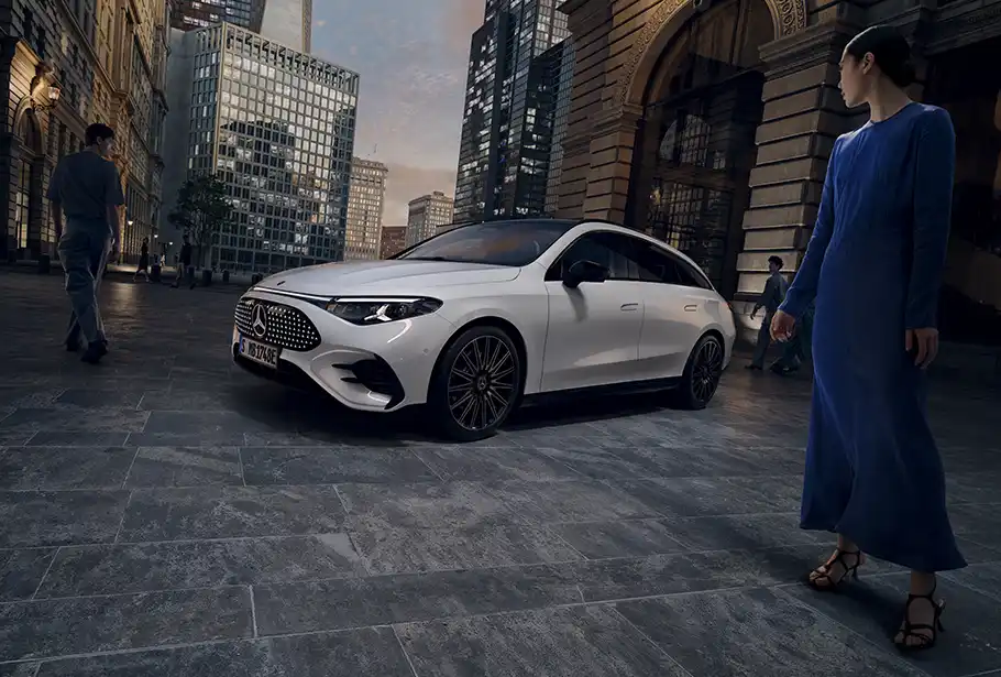 Vue 3/4 avant de la CLA 250+ coupé électrique blanche