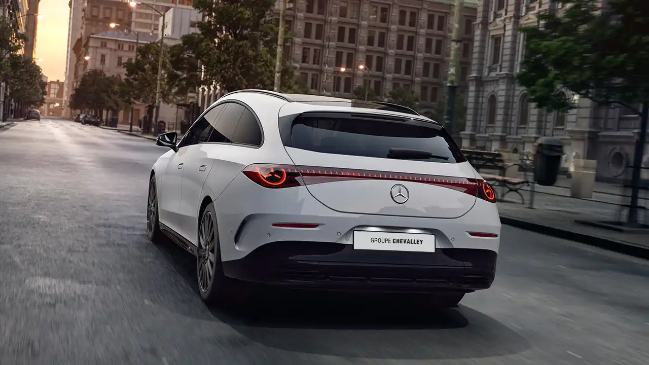 Vue arrière de la Mercedes-Benz CLA électrique Shooting Brake blanc Groupe Chevalley