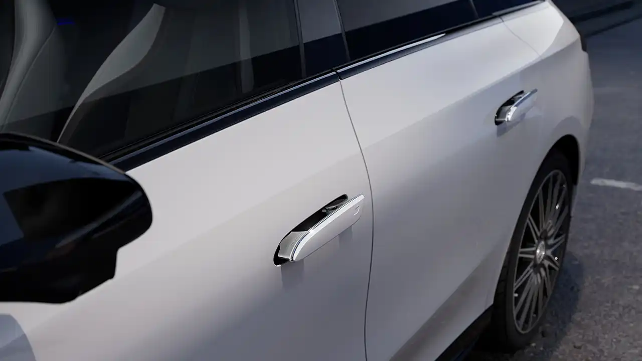 détail des poignées de la CLA électrique 2025