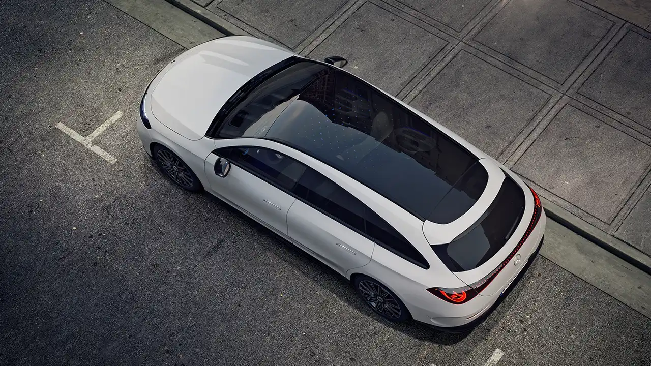 Mercedes CLA Shooting Brake électrique avec technologie EQ dans la rue vue du haut
