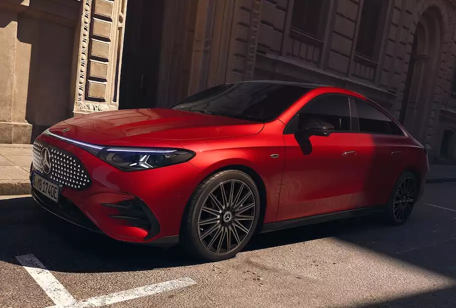Vue 3/4 avant de la CLA 250+ coupé électrique rouge