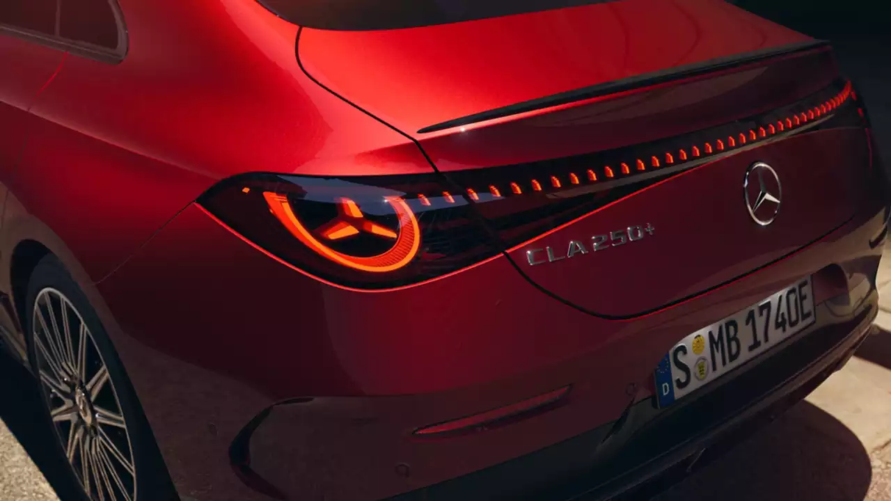 Vue arrière et phares de la CLA électrique Coupé 2025