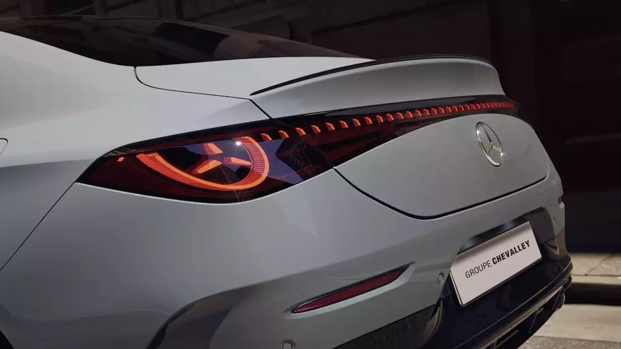 Mercedes CLA électrique avec technologie EQ dans la rue