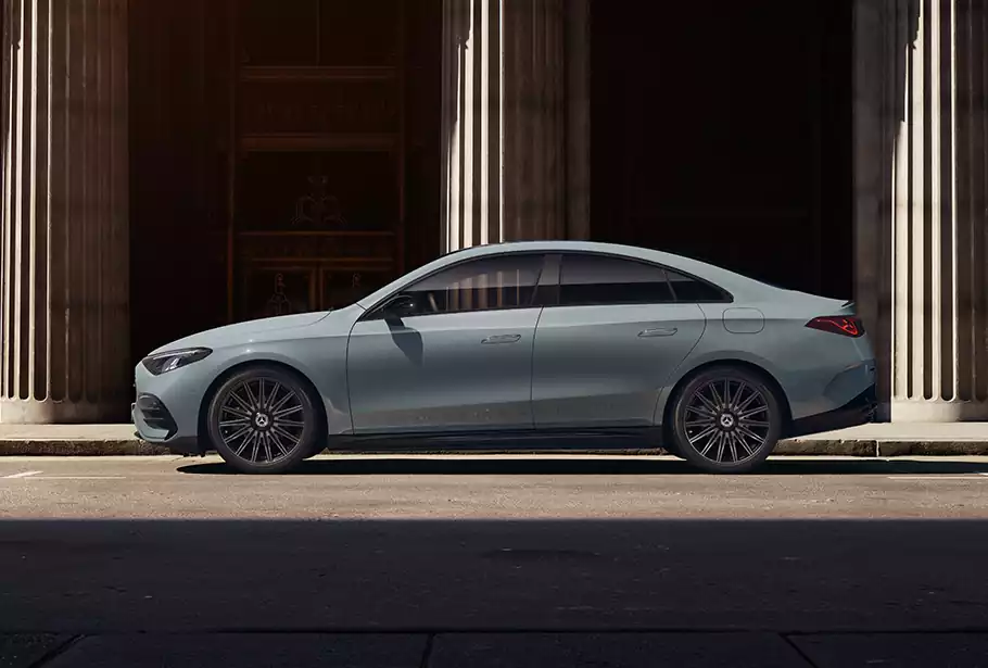 Vue de côté avant de la CLA coupé grise