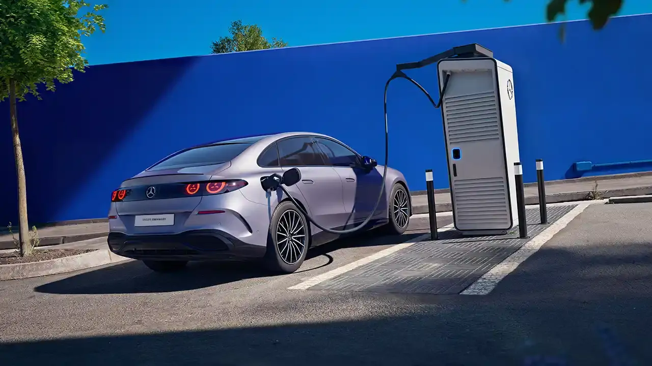 Mercedes-Benz C berline sur borne de recharge