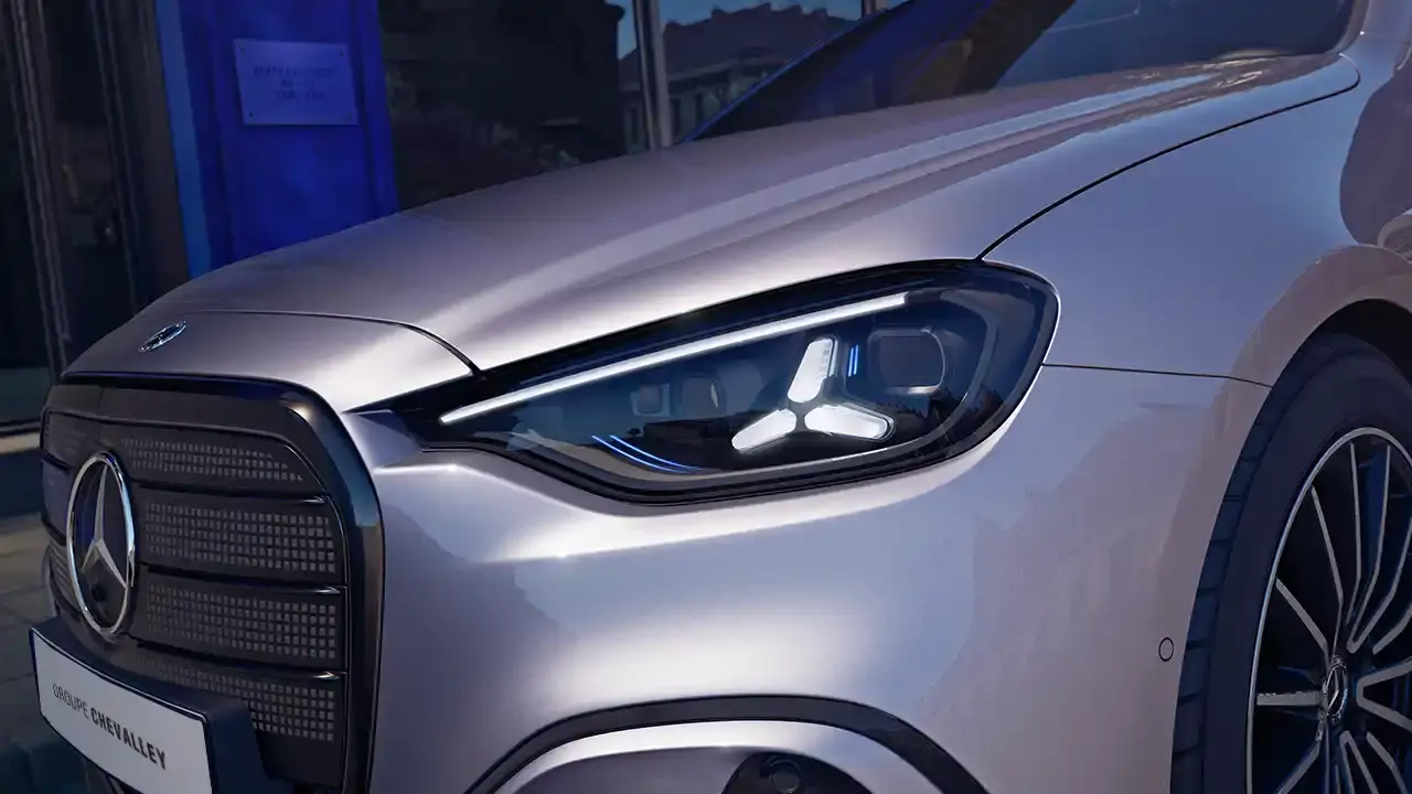 Phares avant et calandre du Mercedes C électrique 2026