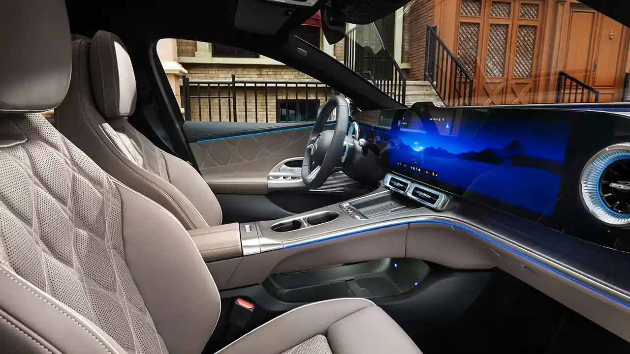 Vue intérieur de la Mercedes-Benz Classe C avec technologie EQ 