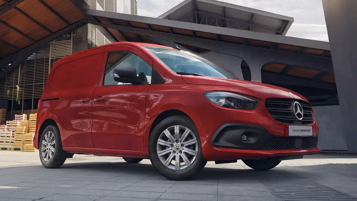 3/4 avant de l'utilitaire Mercedes-Benz au Van ProCenter de Carouge / Genève