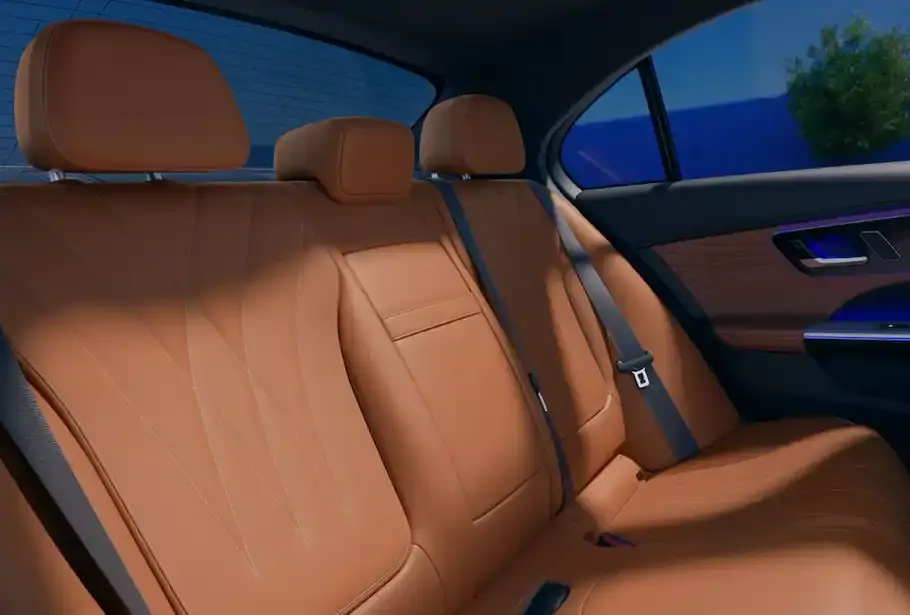 Espace pour les jambes de l'espace arrière de la Mercedes-Benz Classe C Berline