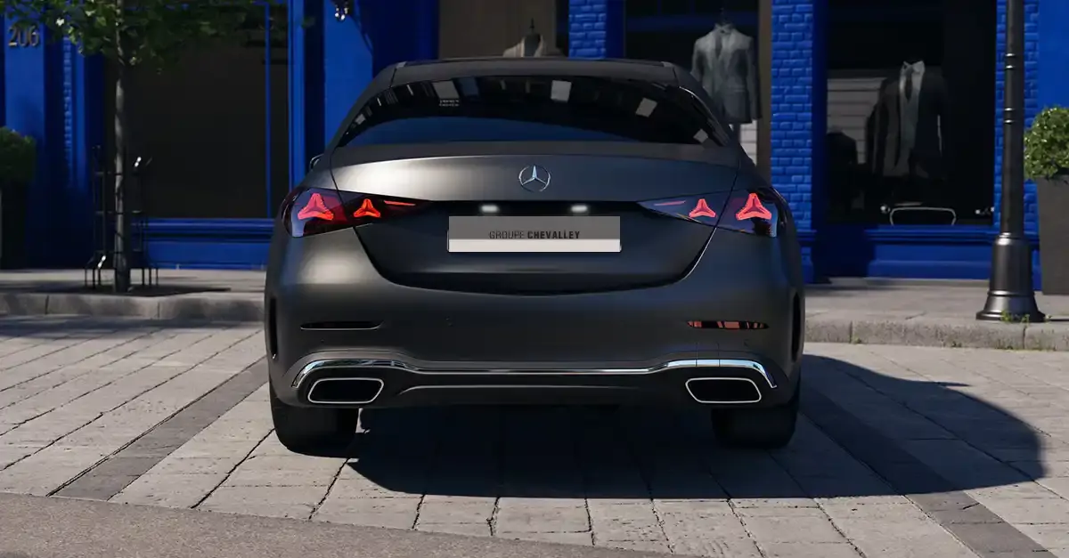 Détails de l'arrière de la Mercedes Classe C 300 e 4MATIC hybride rechargeable Berline version 2026 à Nyon