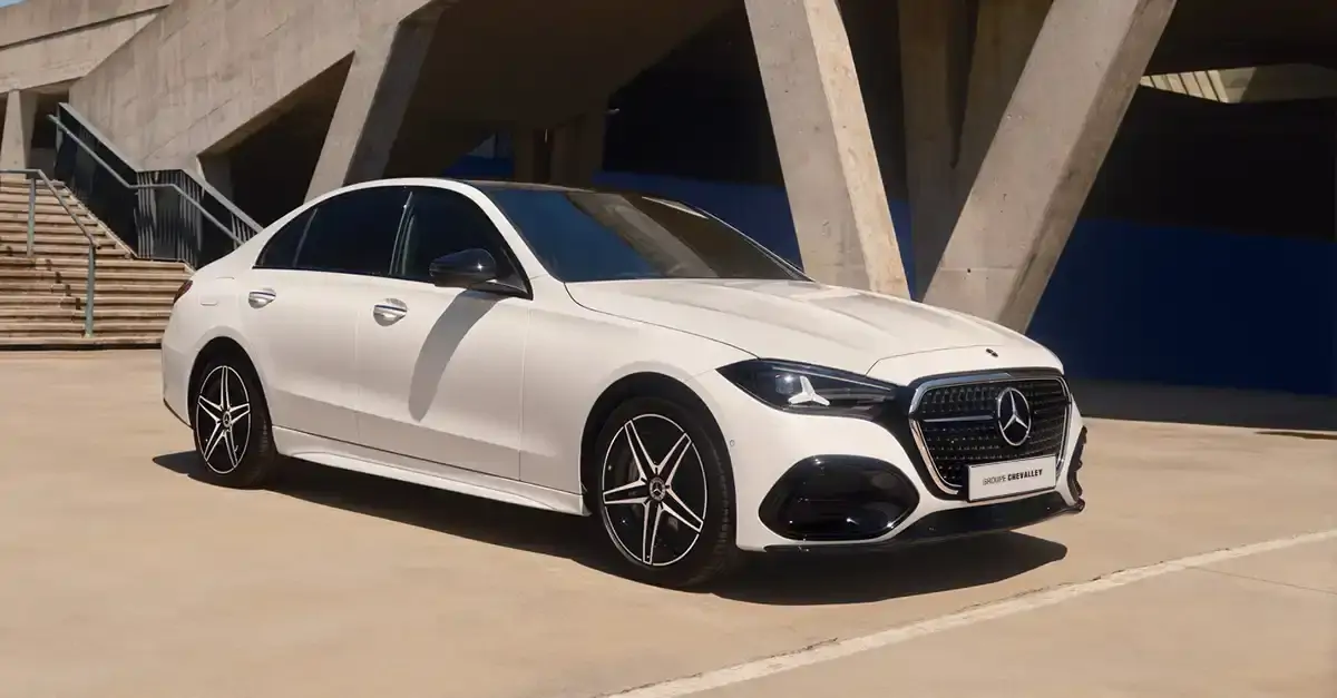Vue 3/4 avant droit de la  C 200 d 4MATIC Berline 2026 blanche