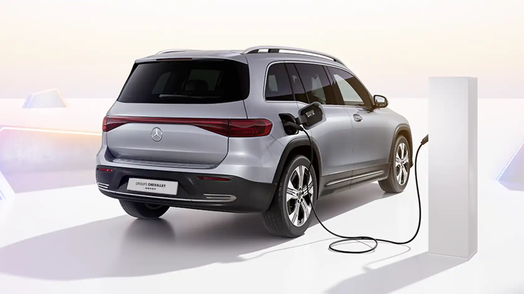 vue arrière du SUV Mercedes EQB en charge