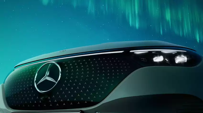calandre Black Panel Mercedes et phares digital light de l'EQE SUV