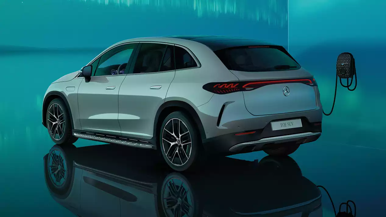 vue arrière de la Mercedes-Benz EQE SUV Groupe Chevalley