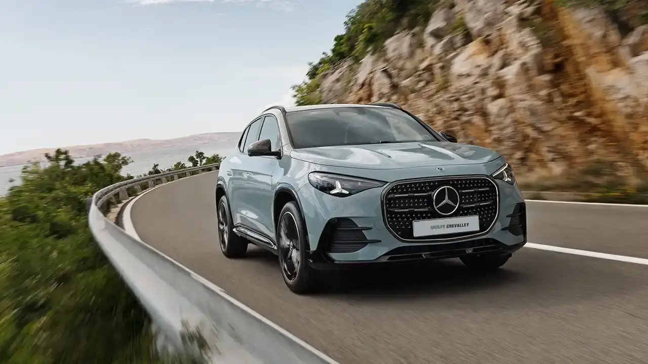 Mercedes GLA électrique grise sur route