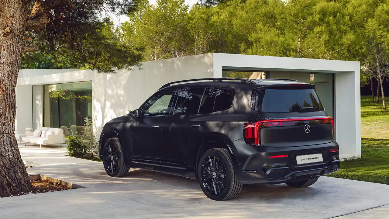 GLB 350 4MATIC électrique devant une maison