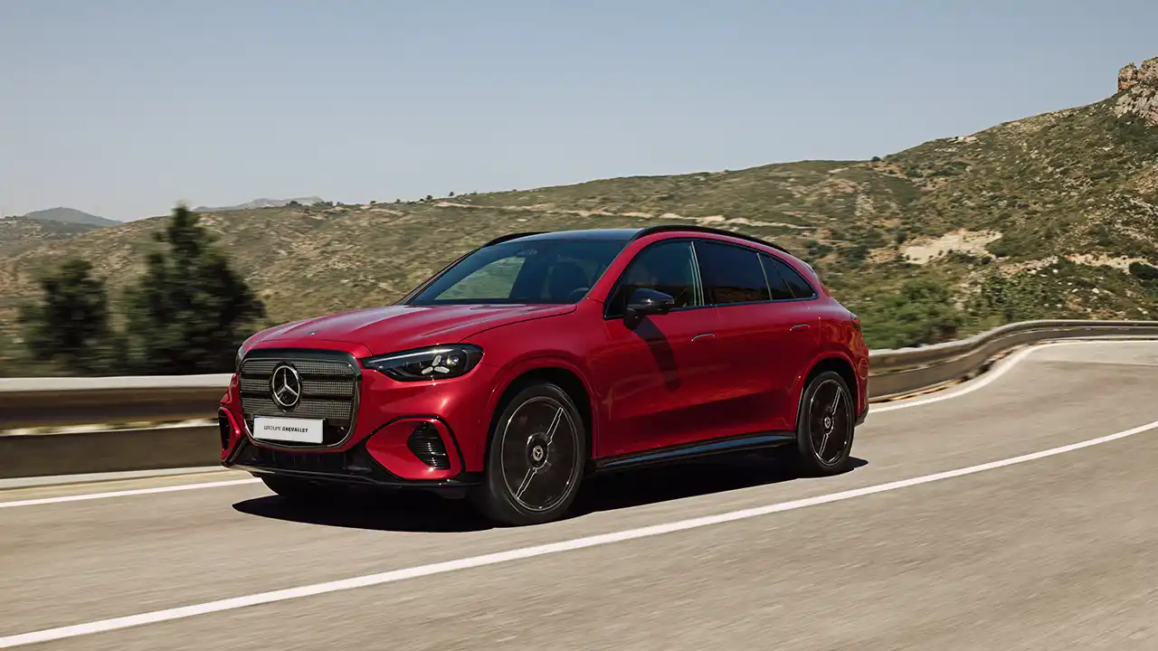 Mercedes GLC electric 2026 rouge Groupe Chevalley sur la route