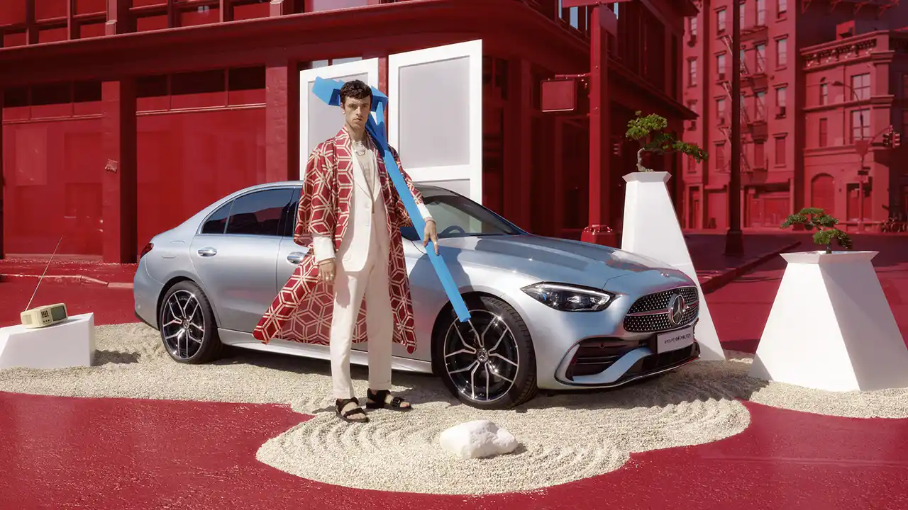Mercedes Classe C berline vue de côté avec homme debout