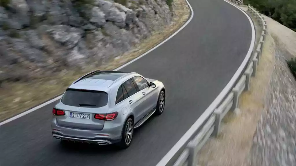 SUV Mercedes 4 roues motrices sur une route de montagne