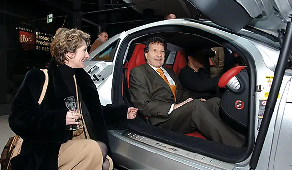 Client essayant une Mercedes