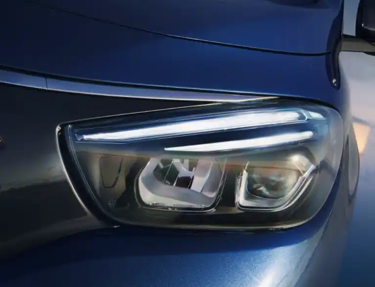 vue des phares LED hautes performances de la Mercedes-Benz EQT électrique