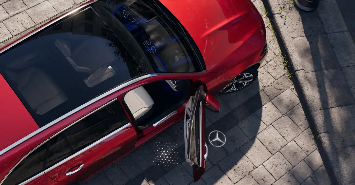 Vue du dessus et toit ouvrant panoramique de la Mercedes Classe C Break