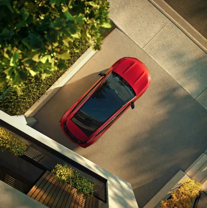 Vue du haut du Mercedes GLA électrique avec technologie EQ dans la rue