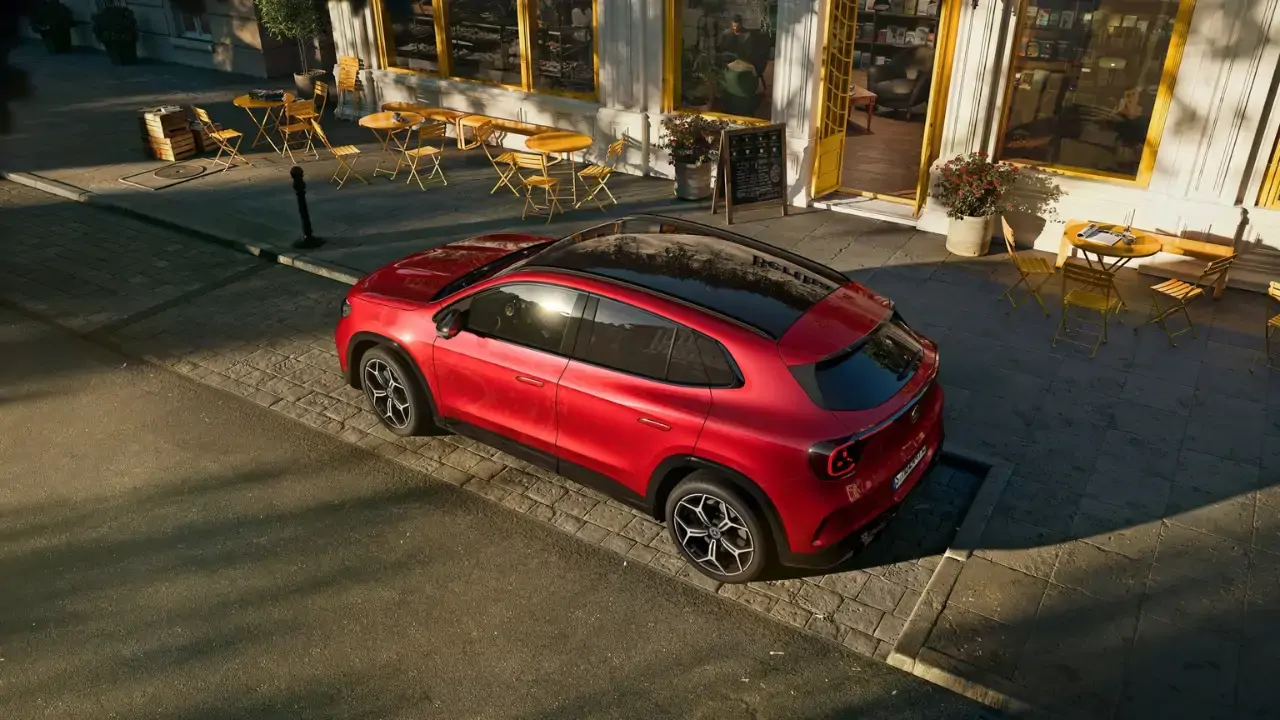 Mercedes GLA électrique avec technologie EQ garée dans un parking