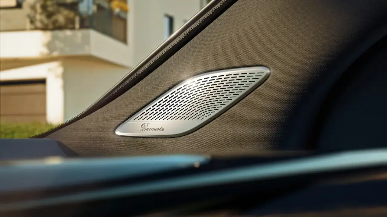 Gros plan sur un haut-parleur Burmester du GLA électrique
