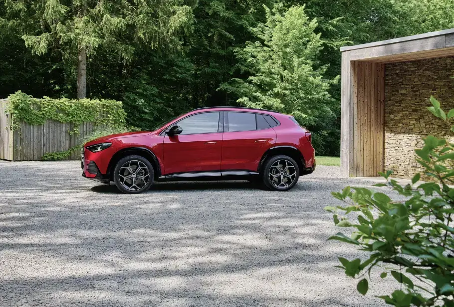 Vue de côté de la GLA 250+ électrique 