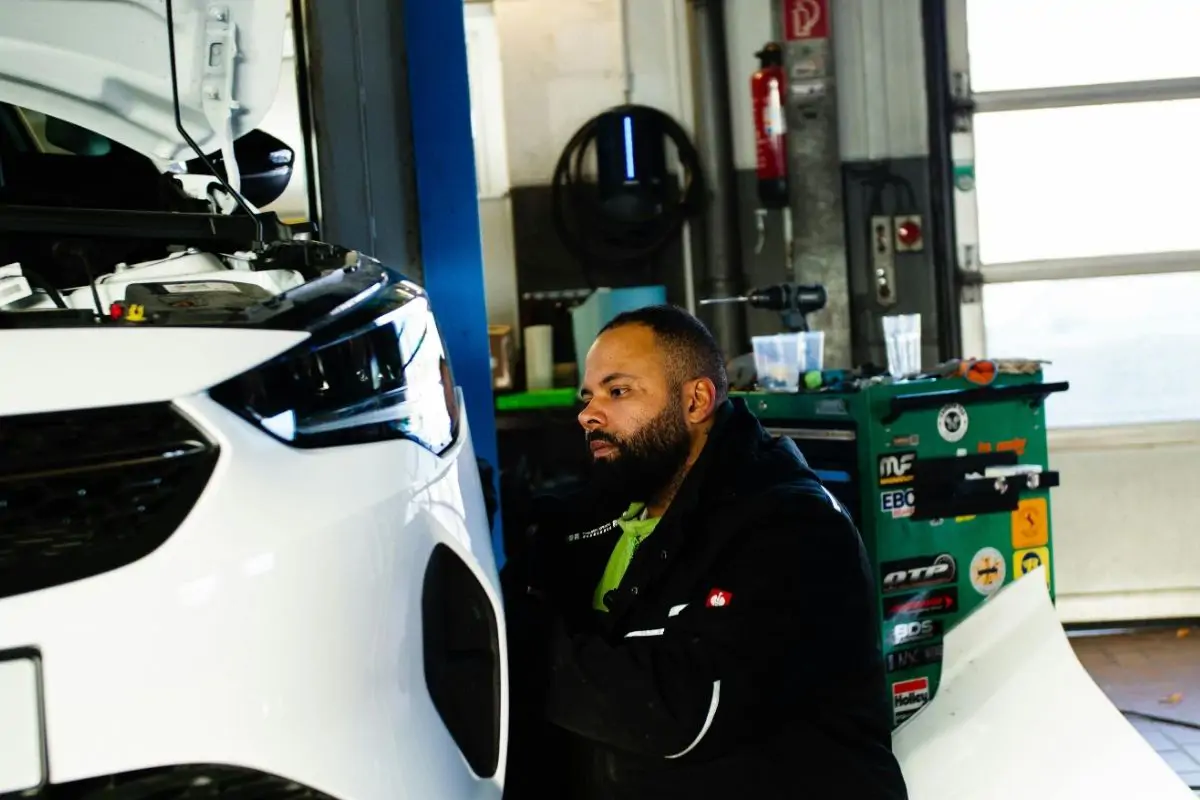 Homme repart carrosserie voiture 