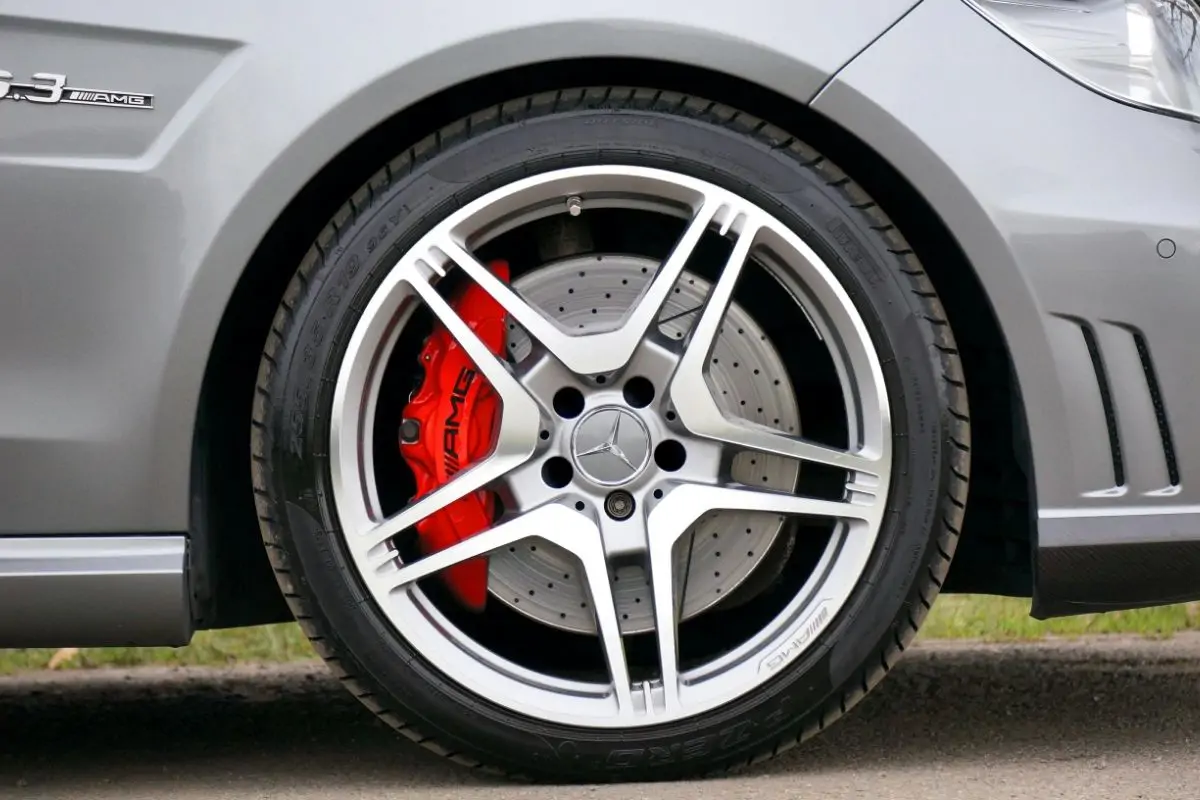 close up sur une roue Mercedes