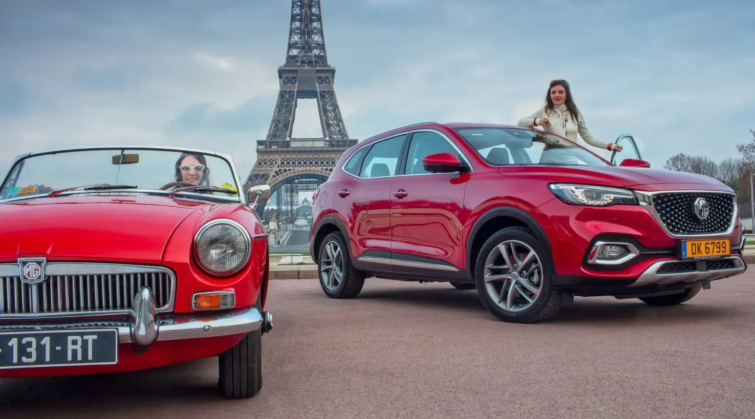 MG Motor disponible chez de Willermin - vue tour Eiffel et 2 MG