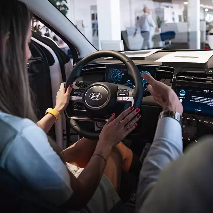 livraison et explication d'un vehicule hyundai chez Grimm Centre Groupe Chevalley