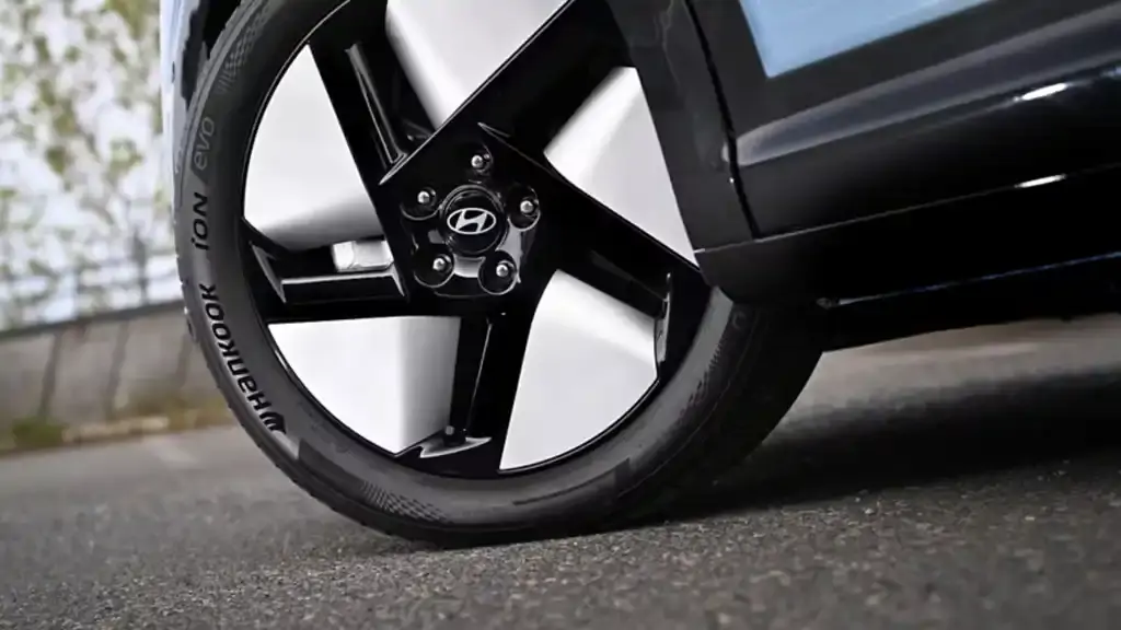 détail d'une roue et jantes de la ioniq 3 électrique