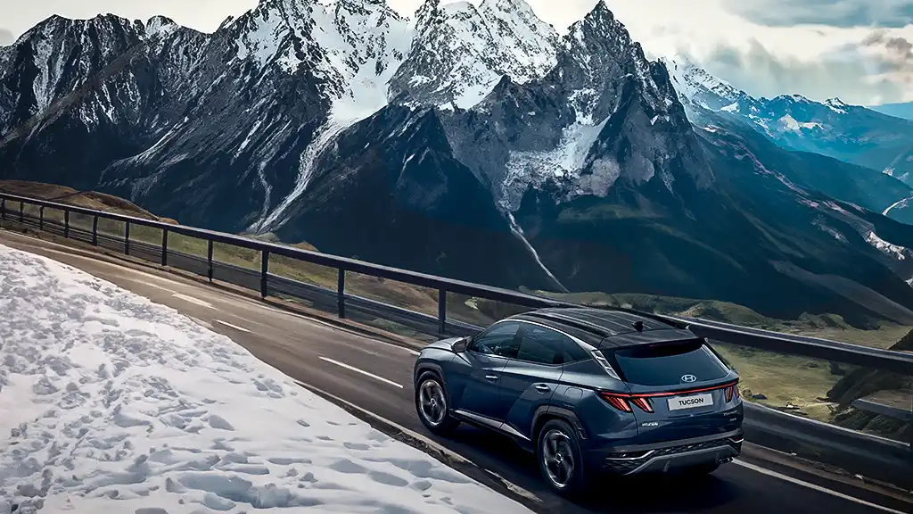 Hyundai Tucson hybrid sur une route de montagne