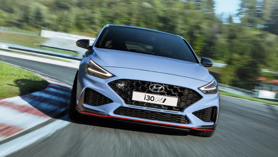 Hyundai i30 N de face sur circuit