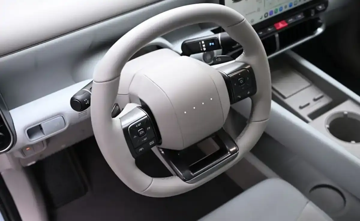 Vue intérieur et détail du volant du IONIQ 3 à Genève