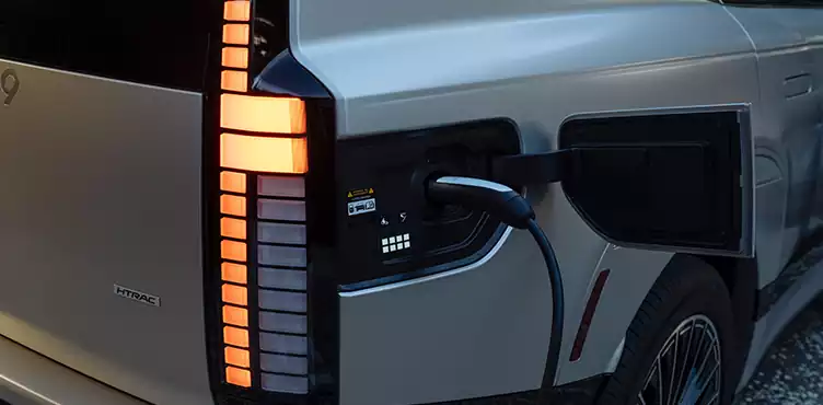 vue du phare arrière et cable de charge de la ioniq 9