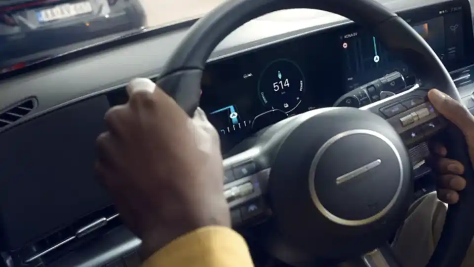 Cockpit panoramique à double écran de la hyundai kona electric